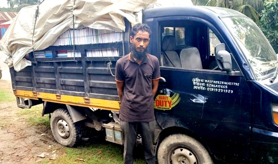 মিনি ট্রাক ভর্তি মাদ্রাসার বইসহ চালক আটক