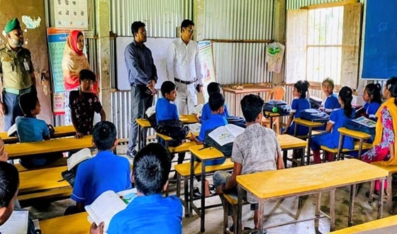 বিদ্যালয় পরিদর্শনে গিয়ে শিক্ষার্থীদের পাঠদান করলেন ইউএনও