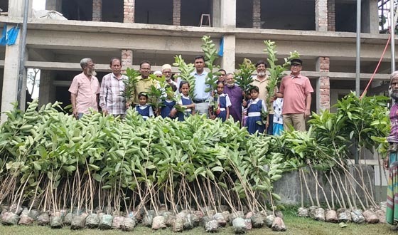 কলাপাড়ায় শিক্ষার্থীদের গাছের চারা ও শিক্ষা উপকরণ বিতরণ