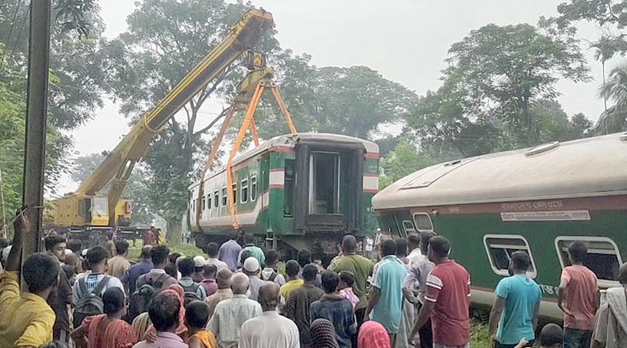 গৌরীপুরে বিজয় এক্সপ্রেসের লাইনচ্যুত তিন বগি উদ্ধার, রেল চলাচল স্বাভাবিক