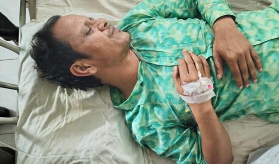 পটুয়াখালীতে প্রতিমন্ত্রীর উপস্থিতিতে সাংবাদিকের ওপর হামলা