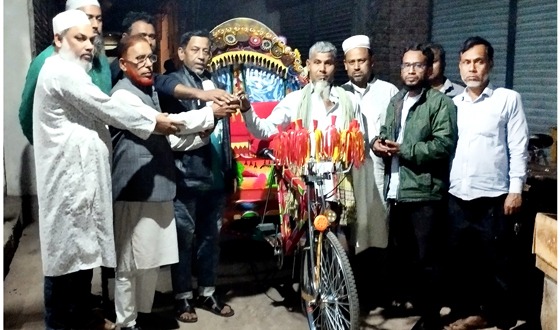 নির্বাচনী বিজয় তৃণমূলে পৌছাতে অটোরিক্সা দান