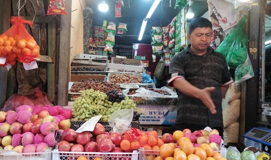কাউখালীতে ফলের দাম সাধারণ ক্রেতাদের নাগালের বাইরে