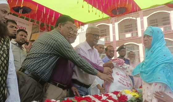 সেনবাগে অসহায় দুঃস্থরে মাঝে উফতার উপহার সামগ্রী বিতরণ