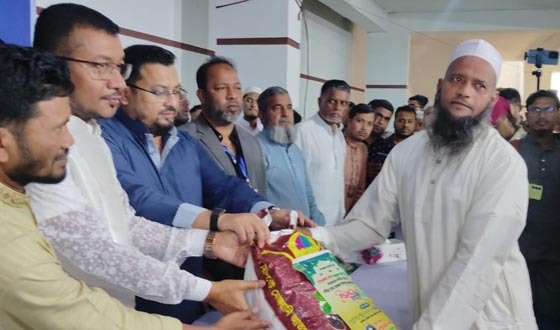 হাটহাজারীতের ইফতার সামগ্রী বিতরণ অনুষ্ঠানে মন্ত্রী মীর হেলাল