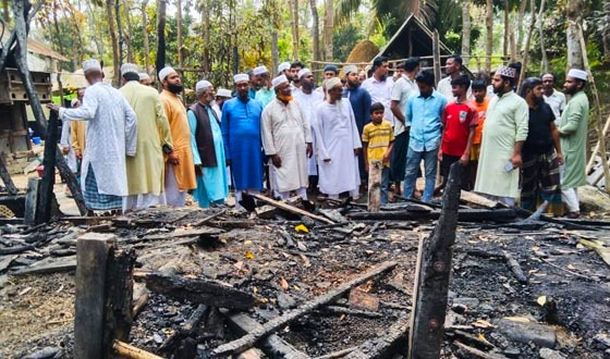 বাবুগঞ্জে অগ্নিকাণ্ড, ক্ষতিগ্রস্ত পরিবারে জামায়াতের সহায়তা