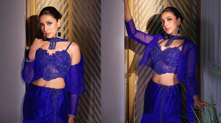 নীল পোশাকে উষ্ণতা ছড়ালেন মিম