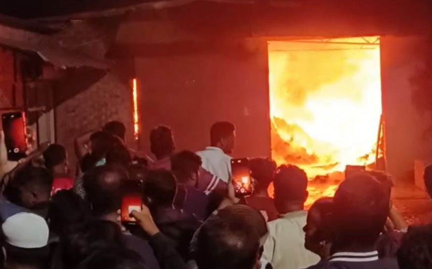 রাজশাহীতে গুদামে ভয়াবহ অগ্নিকাণ্ড, কোটি টাকার ক্ষতি