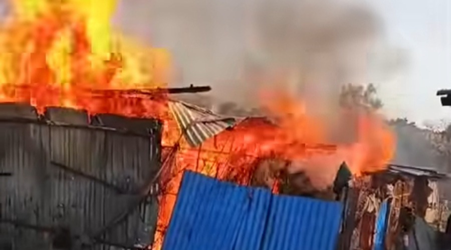 পোরশায় টিনশেড বাড়ি আগুনে পুড়ে ছাই