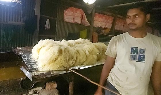 জামালপুরে অস্বাস্থ্যকর পরিবেশে তৈরি হচ্ছে নিম্নমানের লাচ্ছা সেমাই