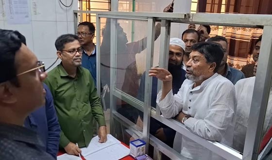 মাদারীপুরে রোগী সেজে সাংসদ জাহান্দারের হাসপাতাল পরিদর্শন