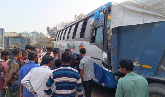 ঝিনাইদহ-কুষ্টিয়া সড়কে বাস নিয়ন্ত্রন হারিয়ে ট্রাকে ধাক্কা, আহত ১০