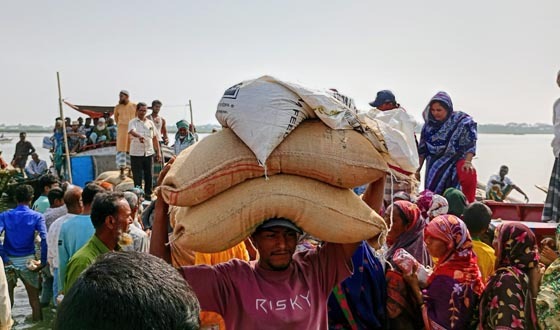 চাঁদপুর রাজরাজেশ্বর ইউনিয়নে জেলেদের চাল বিতরণ