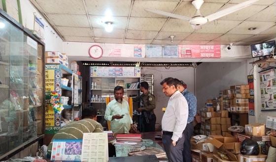 মোল্লাহাটে সার-কীটনাশক বিক্রিতে প্রশাসনের অভিযান, জরিমানা
