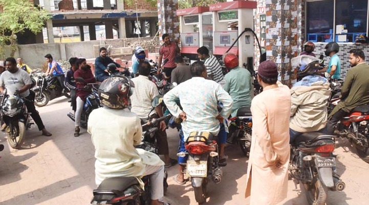 রাজশাহীতে ফিলিং স্টেশনগুলোতে জ্বালানি তেলের সংকট