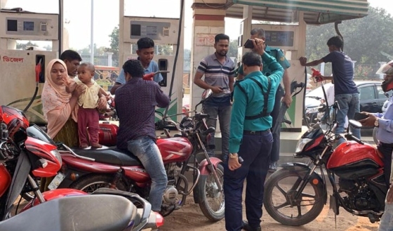 রাজশাহীতে পুলিশ পাহারায় তেল বিক্রি