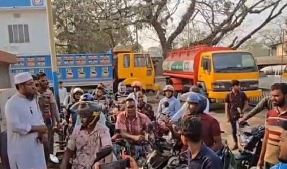 জ্বালানি তেলের বাজার পরিস্থিতি পর্যবেক্ষণ করলেন এমপি রাশেদুল