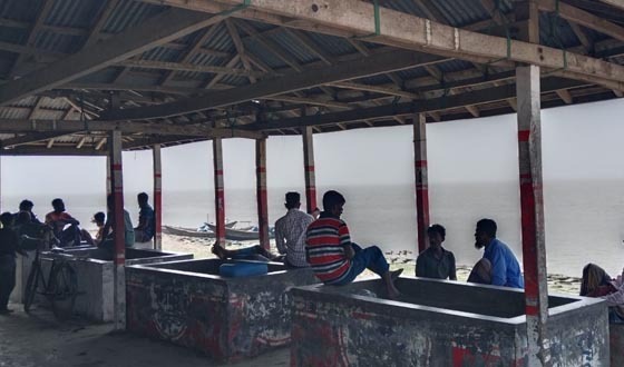 মনপুরার জেলেপাড়ায় নীরবতা, আর্থিক সংকটে পরিবারগুলো