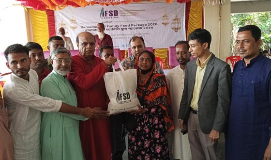 কয়রায় বিধবাদের মুখে হাসি ফুটাতে ঈদ সামগ্রী বিতরণ