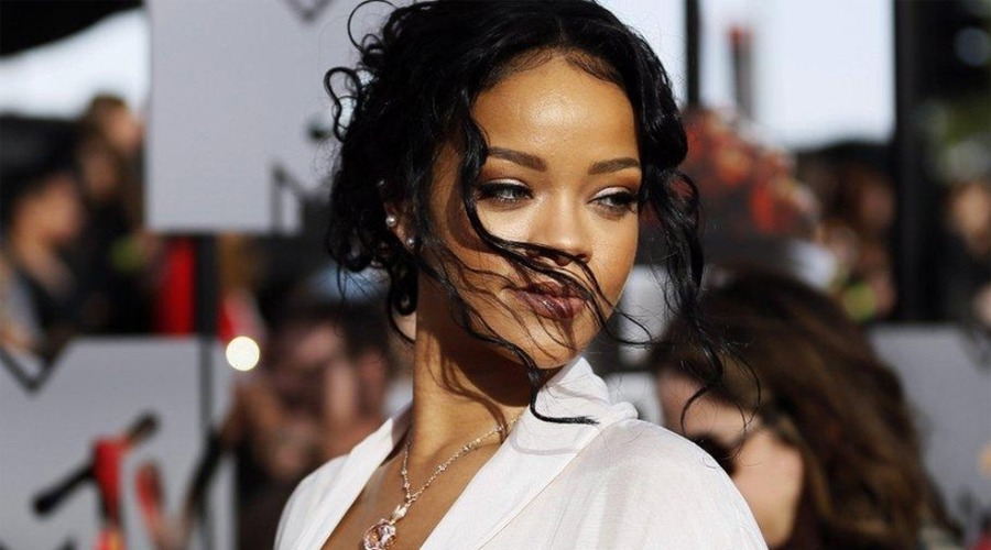 পপতারকা রিহানার বাড়ি লক্ষ্য করে গুলি, আটক এক নারী