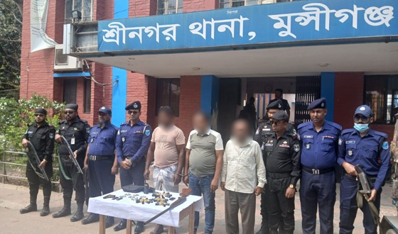 শ্রীনগরে গুলিবর্ষণের ঘটনায় ৩ জন গ্রেফতার, আগ্নেয়াস্ত্র ও বিপুল পরিমাণ গোলাবারুদ উদ্ধার