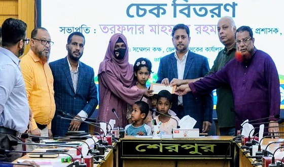শেরপুরে আর্থিক সহায়তার চেক বিতরণ
