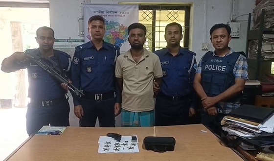 লক্ষ্ণীপুরে ১টি বিদেশী রিভলবার ও ৪৬ রাউন্ড গুলিসহ সন্ত্রাসী গ্রেপ্তার