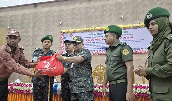 খাগড়াছড়িতে আনসার-ভিডিপি সদস্যদের মাঝে ঈদ উপহার বিতরণ