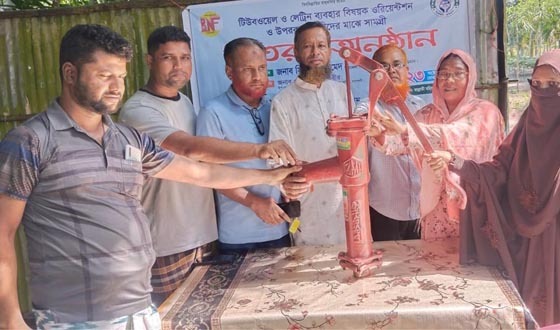 হতদরিদ্র পরিবারকে টিউবওয়েল, ল্যাট্টিন বিতরণ