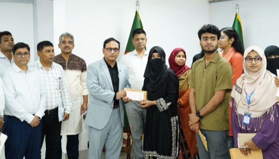 রাজশাহীতে দরিদ্র ও মেধাবী শিক্ষার্থীদের শিক্ষাবৃত্তি প্রদান