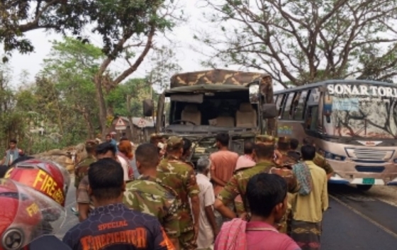 বাস ও সেনাবাহিনীর গাড়ির  মুখোমুখি সংঘর্ষে আহত ১