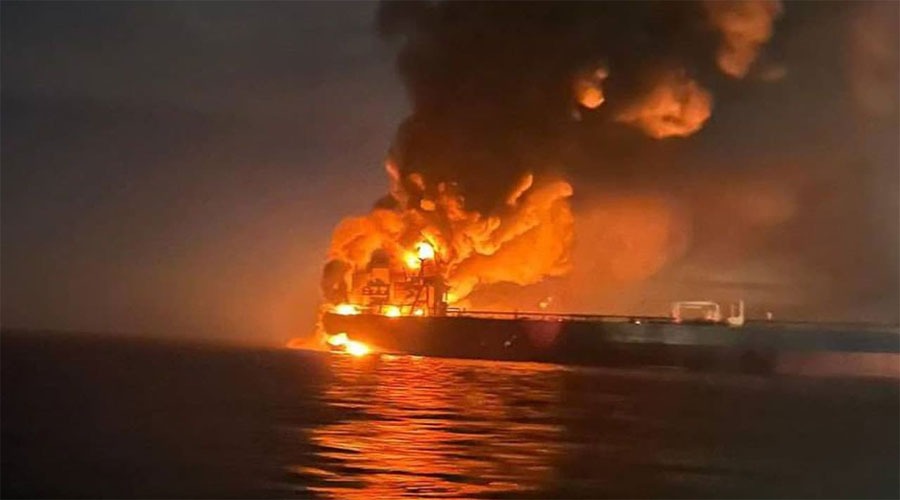 ইরানের হামলায় জ্বলছে তেলের ট্যাংকার, তেলের বিশ্ববাজারে অস্থিরতা