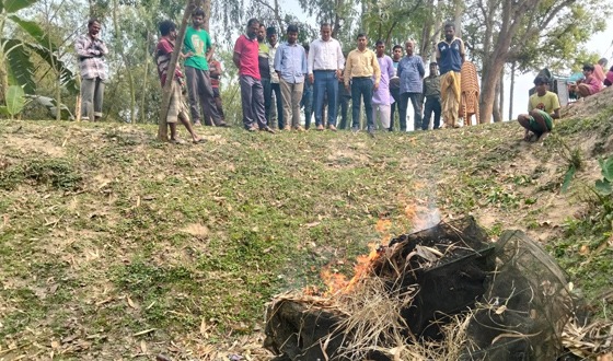রাণীনগরে নিষিদ্ধ জাল জব্দ করে আগুনে ভস্মিভূত