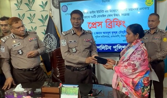 হারিয়ে যাওয়া ৭০টি মোবাইল মালিকদের ফেরত দিল পুলিশ