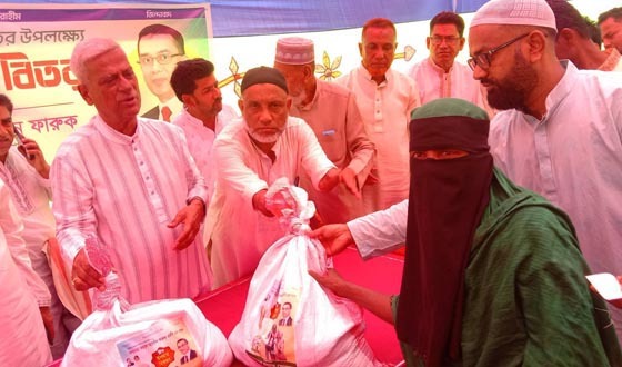 দরিদ্রদের ঈদ উপহার সামগ্রী দিল বিএনপি নেতা আজাদ