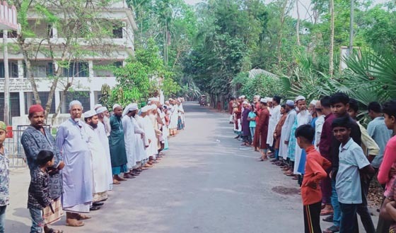 সিরিজ চুরির প্রতিবাদে মানববন্ধন ও বিক্ষোভ