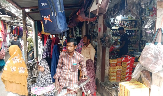 ঈদকে ঘিরে কাপড়ের দোকানগুলোতে উপচে পড়া ভিড়