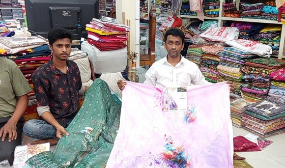 জিমিচু পোশাকের দখলে বাজার, বিক্রি হওয়ায় খুশি ব্যবসায়ীরা