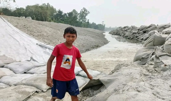 তিস্তা নদীর তীর সংরক্ষণ কাজ বন্ধ করে দিল এলাকাবাসী