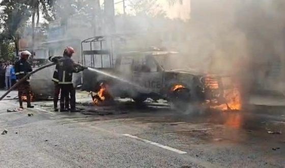 চাঁদপুরে আগুনে পুড়ল সিএনজি ও পুলিশের গাড়ি