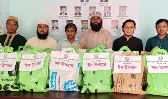 আগৈলঝাড়ায় হিলফুল ফুজুল সমাজকল্যান পরিষদের ঈদ সামগ্রী বিতরণ