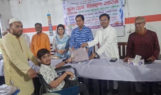 লালপুরে বিশেষ চাহিদাসম্পন্ন শিক্ষার্থীদের স্কুলড্রেস বিতরণ