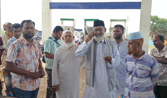 আশাশুনিতে পেট্রোল পাম্প পরিদর্শনে এমপি রবিউল বাশার