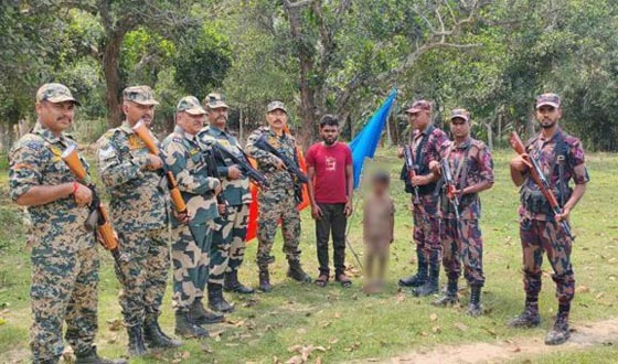 অবৈধভাবে ভারত থেকে ফেরার সময় আটক বাবা-ছেলে