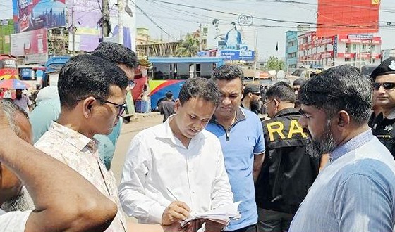 বরিশালে পরিবহনের বাড়তি ভাড়া ফিরিয়ে দিলেন ম্যাজিস্ট্রেট