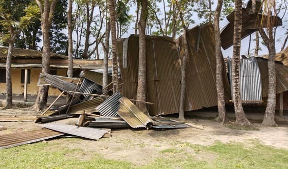 ঝড়ে রেজিয়া ছামাদ বালিকা উচ্চ বিদ্যালয়ের বিল্ডিংয়ের ক্ষতিগ্রস্ত