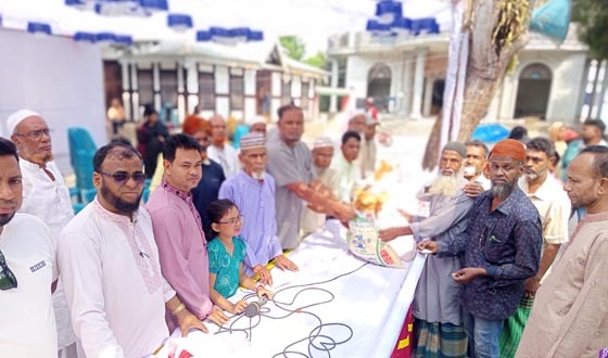 সিরাজদিখানে দেড় হাজার মানুষের মাঝে ঈদ খাদ্য সামগ্রী বিতরণ