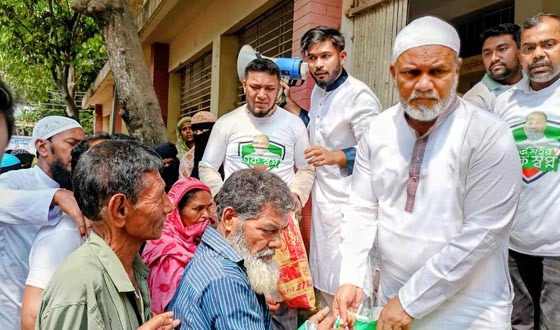 চাঁদপুরে বিএনপি নেতা হাজী মোশারফের ঈদ উপহার