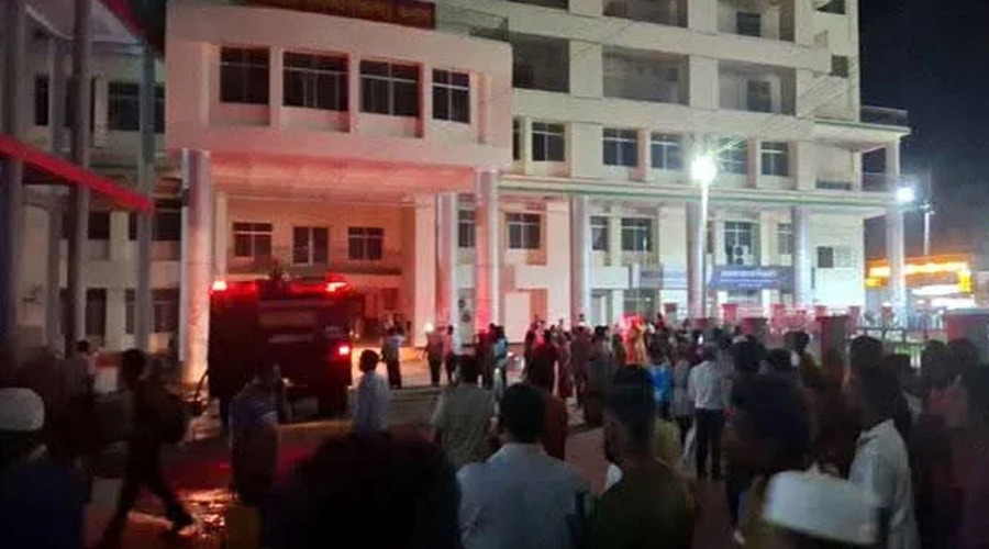 শের-ই-বাংলা মেডিকেলে আগুন, অবহেলায় দুই রোগী মৃত্যুর অভিযোগ