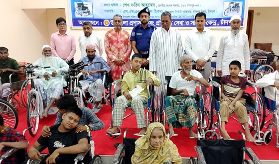 চাঁদপুরে শেখ মানিক এমপি'র হুইল চেয়ার ও অর্থ বিতরণ